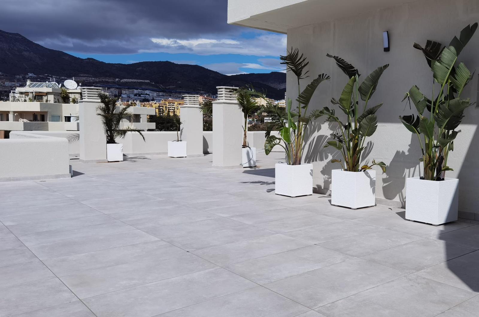 Terraza con vistas al mar y suelo gris perla